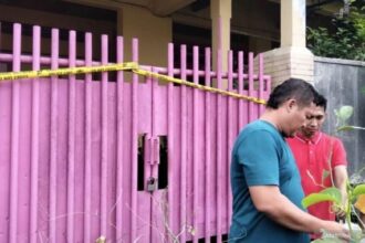 Kondisi di depan tempat kejadian perkara (TKP) pembunuhan disertai mutilasi di Jalan Serayu, Kelurahan Bunulrejo, Kecamatan Blimbing, Kota Malang, Jawa Timur, Minggu (31/12/2023). ANTARA