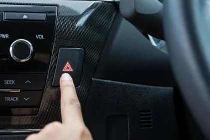 Cara penggunaan lampu hazard tidak boleh sembarangan karena bisa membahayakan kendaraan lain. Foto: Daihatsu