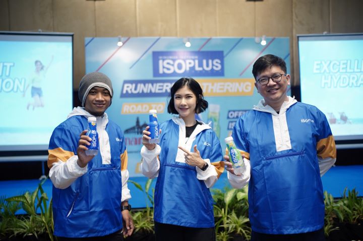 Sports Scientist Arbiarso Wijatmoko, Olivia Tommy, ISOPLUS Running Ambassador dan Joshua Gunawan, Marketing Manager Beverages WINGS Group Indonesia pada kegiatan runners gathering Semarang 10K 2023. Foto: Ist