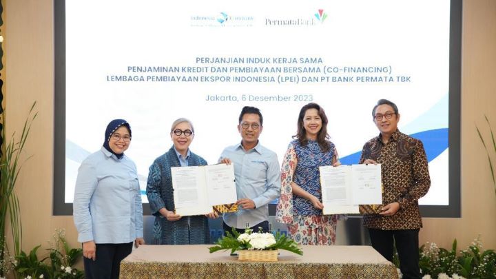 Penandatanganan kerjasama strategis antara PT Bank Permata Tbk (PermataBank) dengan Lembaga Pembiayaan Ekspor Indonesia (LPEI) pada Rabu (6/12) di Jakarta. Foto: LPEI