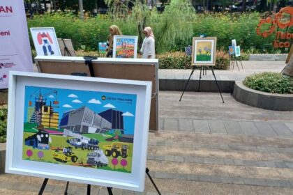 Para pengunjung melihat-lihat sejumlah lukisan akrilik dan desain grafis karya anak-anak berkebutuhan khusus yang berjejer menghiasi pelataran, area berundak hingga sudut Plaza Tebet Eco Park, Tebet Barat, Tebet, Jakarta Selatan, Sabtu (16/12) siang. Foto: Joesvicar Iqbal/ipol.id