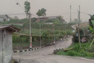 Awan Panas Guguran (APG) Gunung Merapi terpantau dari Pos Pengamatan Babadan, Jawa Tengah, Jumat (8/12). Foto: Pos Babadan