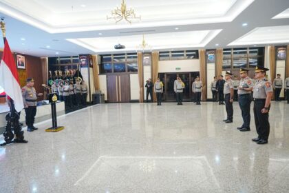 Kapolri Jenderal Listyo Sigit Prabowo memimpin rapat Upacara Korps Raport puluhan perwira tinggi (Pati) Polri pada Jumat (22/12). Foto: Ist