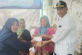 Anggota DPRD DKI Jakarta, Neneng Hasanah saat menyerahkan hadiah pada juara 1 lomba memasak.(foto Sofian/ipol.id)