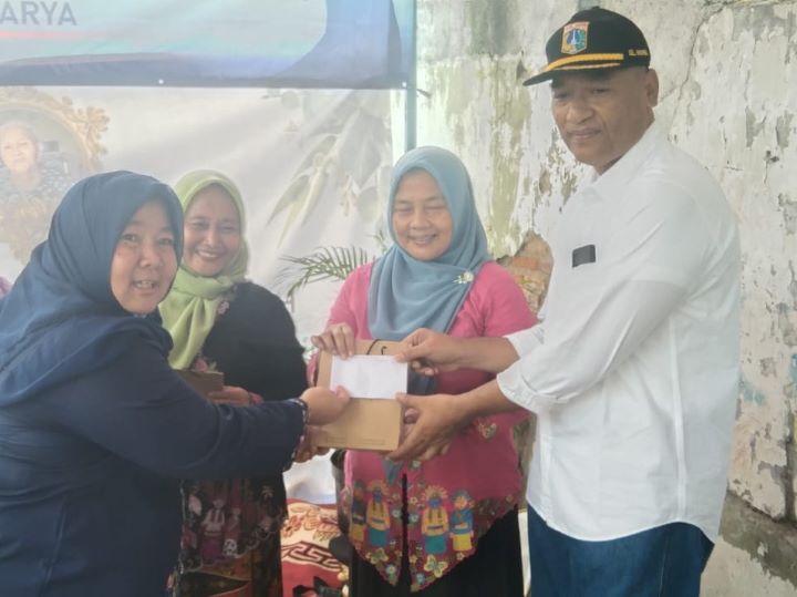 Anggota DPRD DKI Jakarta, Neneng Hasanah saat menyerahkan hadiah pada juara 1 lomba memasak.(foto Sofian/ipol.id)