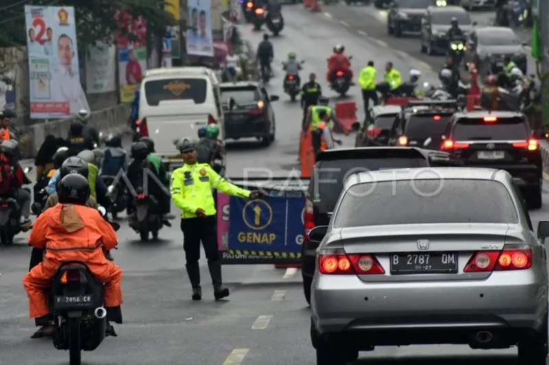 Anggota Satlantas Polres Bogor dan Dishub Kabupaten Bogor mengatur arus lalu lintas saat penerapan sistem ganjil genap di Simpang Gadog, Ciawi, Kabupaten Bogor, Jawa Barat, Sabtu (30/12/2023). ANTARA