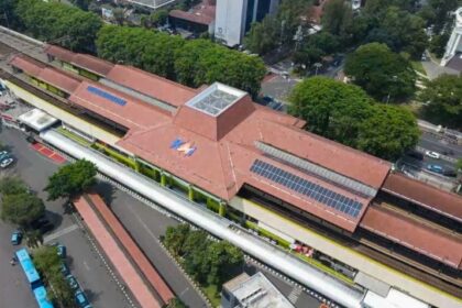 Stasiun Gambir ikut menggunakan PLTS untuk kebutuhan listriknya. Foto: KAI