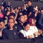 Presiden Joko Widodo (Jokowi) dan Ibu Negara Iriana menyaksikan konser grup band NOAH di Beach City International Stadium (BCIS), Ancol, Jakarta Utara, Minggu (3/12/2023) malam. Foto: JPNN.com