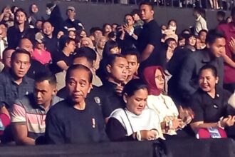 Presiden Joko Widodo (Jokowi) dan Ibu Negara Iriana menyaksikan konser grup band NOAH di Beach City International Stadium (BCIS), Ancol, Jakarta Utara, Minggu (3/12/2023) malam. Foto: JPNN.com