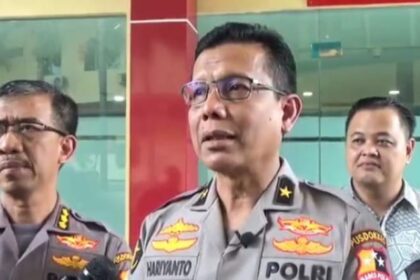 Kepala Rumah Sakit (Karumkit) Polri Kramat Jati, Jakarta Timur, Brigjen Pol Hariyanto saat memberikan keterangan pada awak media terkait tewasnya keempat anak di kontrakan di Jagakarsa, Jakarta Selatan, Jumat (8/12). Foto: Joesvicar Iqbal/ipol.id