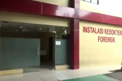 Empat jenazah anak yang tewas mengenaskan di Jagakarsa, Jakarta Selatan, dalam pemeriksaan Tim Kedokteran di Ruang Instalasi Kedokteran Forensik Rumah Sakit Polri Kramat Jati, Jakarta Timur, Jumat (8/12). Foto: Joesvicar Iqbal/ipol.id