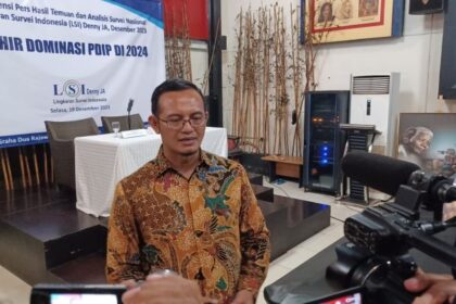 Direktur CPI Lingkaran Survei Indonesia (LSI) Denny JA, Hanggoro Doso Pamungkas usai memaparkan hasil temuan survei terbaru LSI bertema 'Akhir Dominasi PDIP di 2024' di kantor LSI di kawasan Rawamangun, Jakarta Timur, Selasa (19/12). Foto: Joesvicar Iqbal/ipol.id