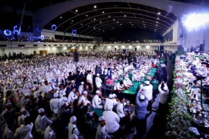 Pejabat pemerintahan pusat, Pemprov Jatim, tokoh ormas keagamaan, bershalawat bersama Habib Syech bin Abdul Qodir Assegaf di Kota Surabaya, Kamis (28/12). Foto: kemenag