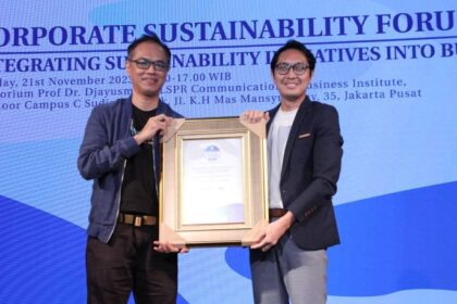 Pandu Setio, Senior PR & Brand Communication Manager, PT Sharp Electronics Indonesia (kiri foto) menerima penghargaan kategori Corporate Social Marketing untuk program CSR bidang lingkungan program penanaman 3000 bibit mangrove untuk merehabilitasi eco system biru di ajang 8th Indonesia Corporate Sustainability Awards 2023. Foto: Sharp