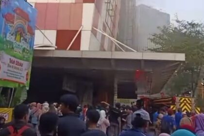 Kebakaran terjadi di Blok M Squre pada Senin (18/12). Foto: Ig, @jktinfo (tangkap layar)