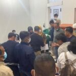 Suasana proses identifikasi korban erupsi Gunung Marapi di RSAM Bukittinggi. Rumah sakit ini hingga Senin (4/12) malam menerima tujuh korban yang tiga di antaranya meninggal dunia. Antara