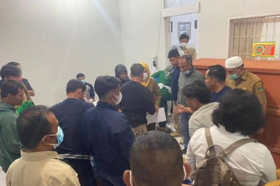 Suasana proses identifikasi korban erupsi Gunung Marapi di RSAM Bukittinggi. Rumah sakit ini hingga Senin (4/12) malam menerima tujuh korban yang tiga di antaranya meninggal dunia. Antara