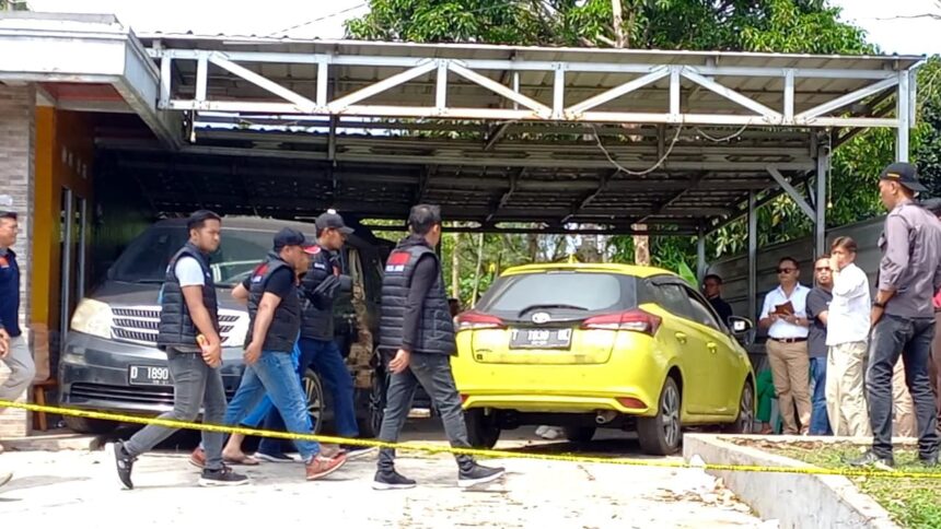 Suasana proses rekonstruksi pembunuhan ibu dan anak yang terjadi di Jalancagak, Kabupaten Subang, Rabu (22/11). Foto: JPNN