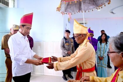 Prosesi penganugerahan gelar adat oleh Dewan Adat Talaud. Ketua Dewan Adat Talaud Arvan Bawangun mengatakan bahwa gelar yang diberikan kepada Presiden Jokowi yaitu “Marambe Ambaralla Palunglaa Porodisa”. Foto: Muchlis Jr/BPMI Setpres