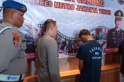 Kapolsek Cakung, Jakarta Timur, Kompol Panji Ali Chandra meminta keterangan perihal kasus tawuran terhadap tersangka Mario Rizkyardo Moses di Mapolsek, Jumat (22/12) siang. Foto: Joesvicar Iqbal/ipol.id