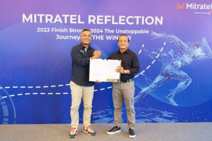 Direktur Utama Mitratel, Teddy Hartoko (kiri) dan Direktur Utama Finnet, Rakhmad Tunggal Afifuddin usai penandatanganan perjanjian kerja sama antara Finnet & Mitratel dalam penyedia layanan meterai elektronik (e-Meterai) dan tanda tangan elektronik (e-Sign) untuk aplikasi terintegrasi milik Mitratel, di Jakarta beberapa waktu lalu. Foto: Telkom Indonesia