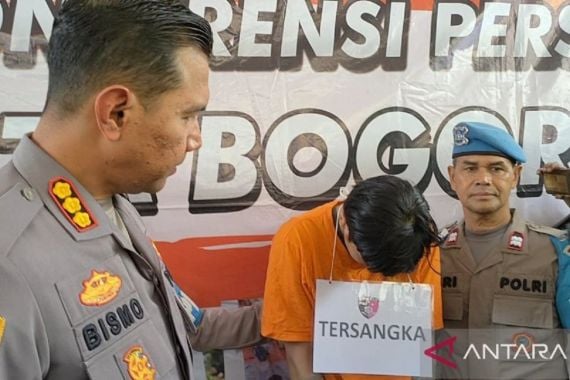 Tersangka RAS (20) alias Alung (menunduk), tersangka pelaku pembunuhan terhadap pacarnya, Fitri Wulandari, di sebuah hotel di Kota Bogor. Foto: ANTARA