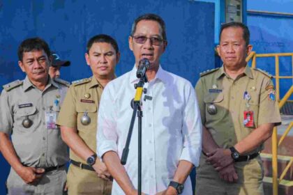 Pj gubenur DKI, Heru Budi saat melakukan pengecekan rumah pompa dalam mengantisipasi banjir di musim penghujan.(foto dok pemprov)
