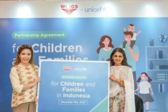 (ki-ka) Maniza Zaman, Perwakilan UNICEF di Indonesia dan Hirajati Natawiria, Direktur Marketing WINGS Group Indonesia menandatangani perjanjian WINGS for UNICEF jilid 2 (2023-2026). Foto: Wings