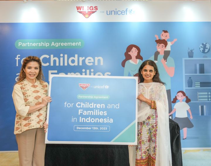 (ki-ka) Maniza Zaman, Perwakilan UNICEF di Indonesia dan Hirajati Natawiria, Direktur Marketing WINGS Group Indonesia menandatangani perjanjian WINGS for UNICEF jilid 2 (2023-2026). Foto: Wings
