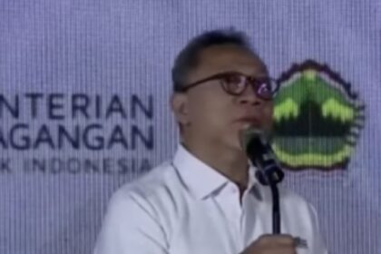 Mendag, Zulkifli Hasan resmi dilaporkan ke Bareskrim Polri buntut candaan soal salat.(foto screenshot YT)