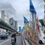Sejumlah atribut partai politik bertengger di sepanjang fly over di kawasan Jalan Kapten Tendean, Mampang Prapatan dan Pancoran, Jakarta Selatan, Jumat (19/1) siang. Foto: Joesvicar Iqbal/ipol.id