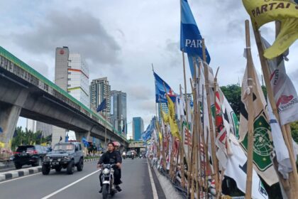 Sejumlah atribut partai politik bertengger di sepanjang fly over di kawasan Jalan Kapten Tendean, Mampang Prapatan dan Pancoran, Jakarta Selatan, Jumat (19/1) siang. Foto: Joesvicar Iqbal/ipol.id