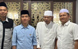 Gibran Rakabuming Raka ke kediaman ulama sepuh Cirebon, Habib Thohir bin Muhammad. Foto/tkn