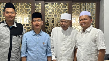 Gibran Rakabuming Raka ke kediaman ulama sepuh Cirebon, Habib Thohir bin Muhammad. Foto/tkn