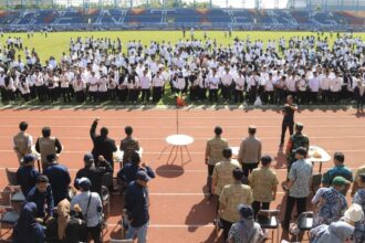 Ribuan KPPS di Kota Tangerang dilantik KPU Kota Tangerang di Stadion Benteng Riborn, beberapa waktu lalu. (Istimewa)