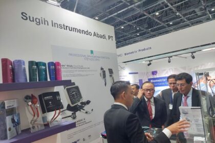 Direktur Jenderal Industri Logam, Mesin, Alat Transportasi, dan Elektronika (ILMATE) Taufiek Bawazier saat mengikuti pembukaan Paviliun Indonesia dalam Pameran Arab Health Tahun 2024 di Dubai, Senin (29/1/2024). Foto: Kemenperin