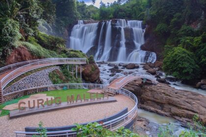 Keindahan Air Terjun Malela Bandung Barat disamakan dengan air terjun Niagara Falls di AS.