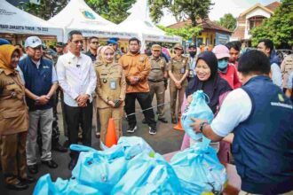 Pj Gubernur DKI Jakarta, Heru Budi Hartono melakukan peninjauan penjualan sembako murah.(foto dok pemprov)