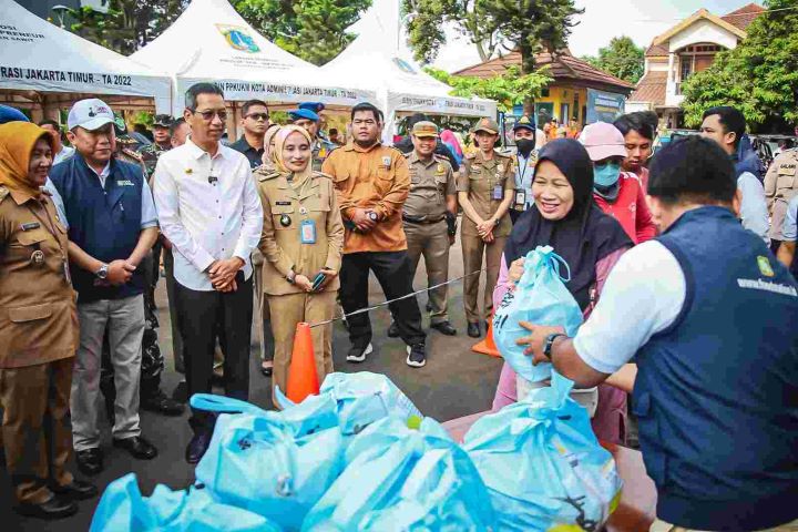 Pj Gubernur DKI Jakarta, Heru Budi Hartono melakukan peninjauan penjualan sembako murah.(foto dok pemprov)