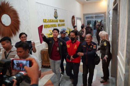 Tersangka AT saat tiba di Kantor Kejati Sumsel. Foto: Seksi Penkum Kejati Sumsel