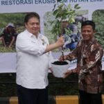 Ceremonial bersama Airlangga Hartarto (Menteri Koordinator Bidang Perekonomian Republik Indonesia) di program penanaman 5.000 pohon bersama Cargill.