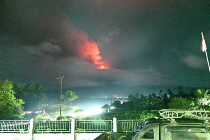 Penampakan Gunungapi Lewotobi Laki-Laki menunjukkan aktivitas vulkanik sepekan terakhir. Pusat Vulkanologi dan Mitigasi Bencana Geologi (PVMBG) menaikkan status gunungapi di wilayah Kabupaten Flores dari Level III (Siaga) menjadi Level IV (Awas), Selasa (9/1) pukul 23.00 WITA. Foto: Ist
