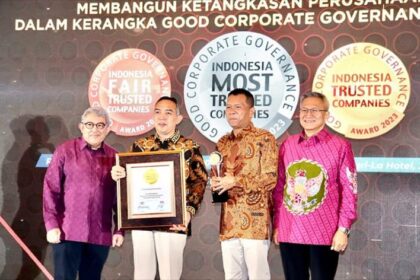 Direktur Utama Infomedia Eddy Sofryano (kedua dari kiri) saat menerima penghargaan Indonesia Trusted Company Based on Corporate Governance Perception Index (CGPI) pada ajang Indonesia Good Corporate Governance Award yang digelar oleh The Indonesian Institute for Corporate Governance (IICG) dan SWA Media Group. Foto: Telkom Indonesia