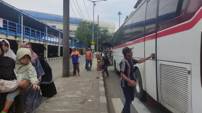 Suasana Terminal Kampung Rambutan, Ciracas, Jakarta Timur, mulai didatangi para pemudik dari berbagai daerah, Senin (1/1/2024). Foto: Ist