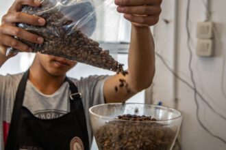Salah satu produsen kopi terkenal di Indonesia yang berasal dari Papua, tepatnya di kampung Ambaidiru di Kabupaten Kepulauan Yapen, Provinsi Papua. Foto: Istimewa