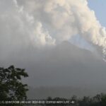 Gunungapi Lewotobi Laki-Laki di Flores Timur, NTT, mengeluarkan abu vulkanik berwarna putih abu saat erupsi pada Senin (1/1/2024). Foto: PVMBG