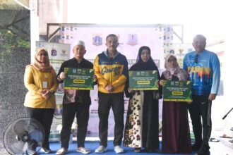 Wali Kota Jakarta Timur, M. Anwar saat memberikan bantuan alat musik Islam di antaranya rebana, hadroh dan rebana untuk 12 majelis taklim di Masjid At-Taqwa, Jalan Pondok Kelapa Selatan Dalam, RW 05, Selasa (2/1). Foto: Ist