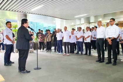 Menteri Badan Usaha Milik Negara Erick Thohir (dua dari kiri) saat menyampaikan sambutan dalam acara Peresmian Penggunaan Kendaraan Listrik di lingkungan Kementerian BUMN yang dilaksanakan di Kantor Kementerian BUMN, Jakarta, Rabu (3/1).