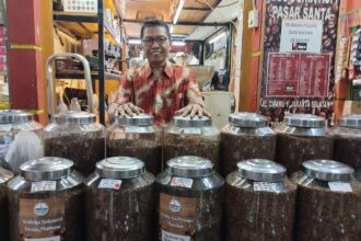 Suradi, 51, Pengusaha yang juga pemilik kios 'Dunia Kopi' di Pasar Santa, Kebayoran Baru, Jakarta Selatan. Foto: Joesvicar Iqbal/ipol.id