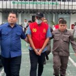 Penyidik pidana khusus Kejaksaan Tinggi Kalimantan Tengah (Kejati Kalteng) saat hendak menahan dua tersangka korupsi pengadaan Bahan Bakar Batubara untuk PT PLN (Persero) dari wilayah penambangan Kalteng Tahun 2022.